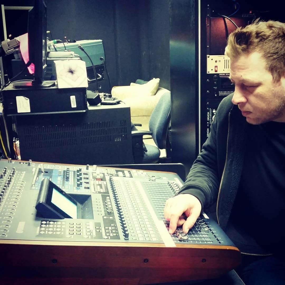 Joey Cipoletti Reveals What’s Behind the Curtain in 1P